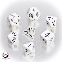 Noppasetti: Classic RPG Dice (Valkoinen - Musta kaiverrus)