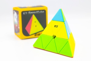 Pulmakuutio: Qiming Pyraminx (QiYi)